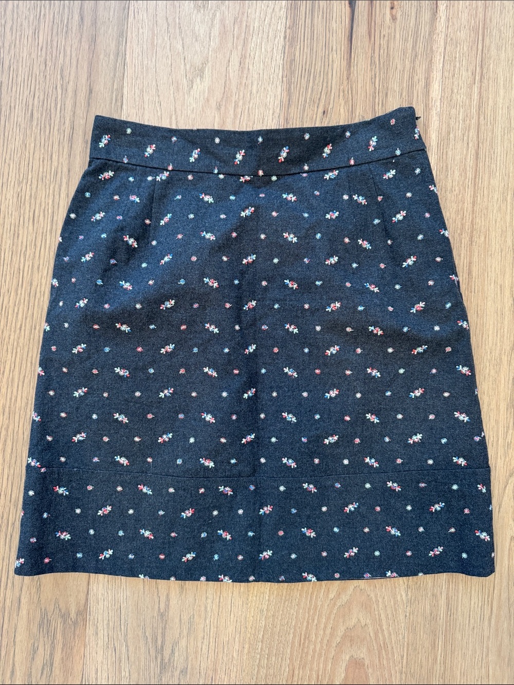 Anthropologie‎ Odille Knee Length Skirt Dark Gray Embroidered Flowers Women’s 10